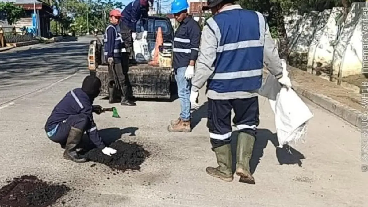 Dians PUPRK Bontang melakukan penambalan sementara di ruas Jalan KP Tendean, Bontang Kuala. (ADIEL KUNDHARA/KP)