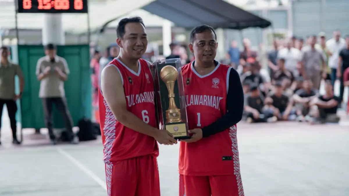 EKSIBISI: Ketua Perbasi Kaltim Darwin Tandrin (kiri) menyerahkan secara simbolis piala penghargaan kepada Pangdam VI/Mulawarman Mayjen TNI Krido Pramono.