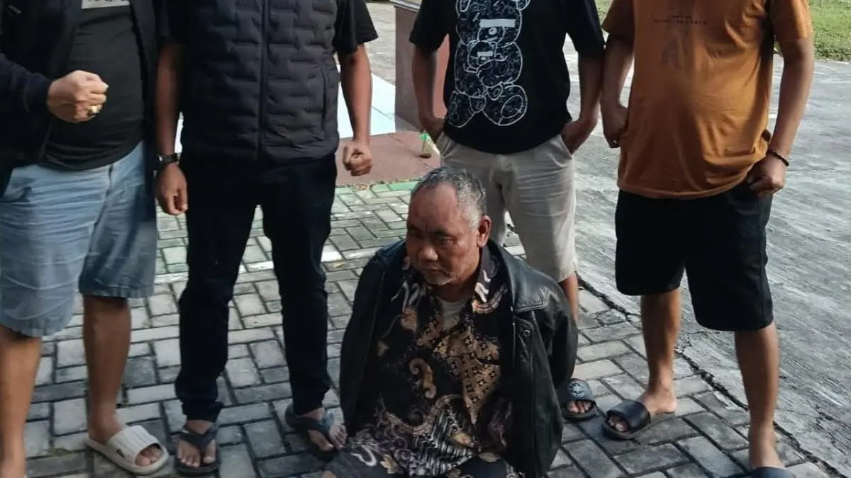 Kiai Ashari, pendiri sekaligus pengasuh Pondok Pesantren Ndholo Kusumo di Kabupaten Pati, Jawa Tengah, yang menjadi tersangka dugaan pelecehan seksual terhadap 50 santriwati, saat diamankan petugas kepolisian. (Liputan6.com/Arief Pramono)
