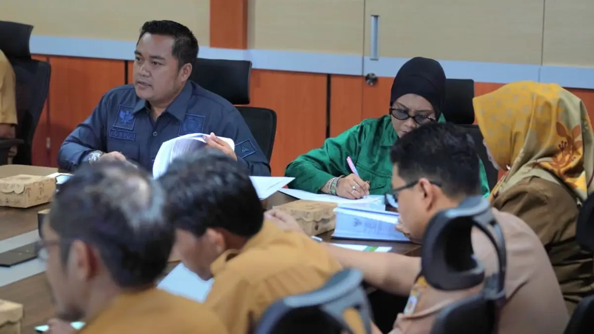 Pansus I DPRD Kabupaten Paser menggelar rapat pembahasan Raperda Penanggulangan Kemiskinan Terpadu bersama sejumlah OPD di Tanah Grogot, Selasa (5/5/2026).