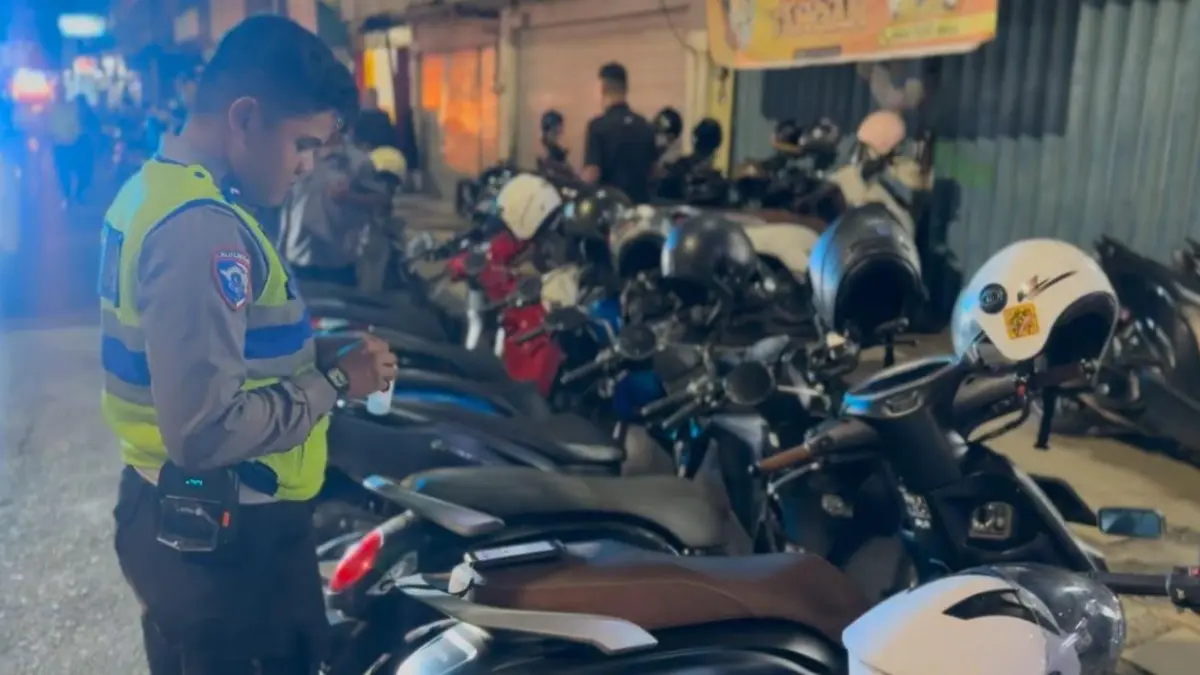 PARKIR LIAR: Penertiban parkir liar terus digencarkan baik siang maupun malam hari oleh Satlantas Polresta Balikpapan di kawasan tertib lalu lintas (KTL) Balikpapan Plaza.