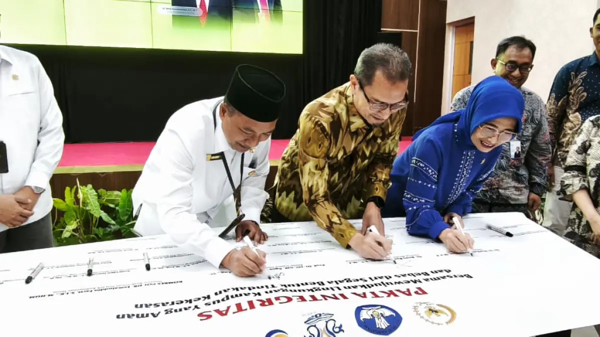 Rektor ITK Prof Agus Rubiyanto (dua kiri) bersama Hetifah Sjaifudian dan stakholder lainnya menandatangani pakta integritas dalam mewujudkan lingkungan kampus yang aman dan bebas dari segala bentuk kekerasan.

&nbsp;

