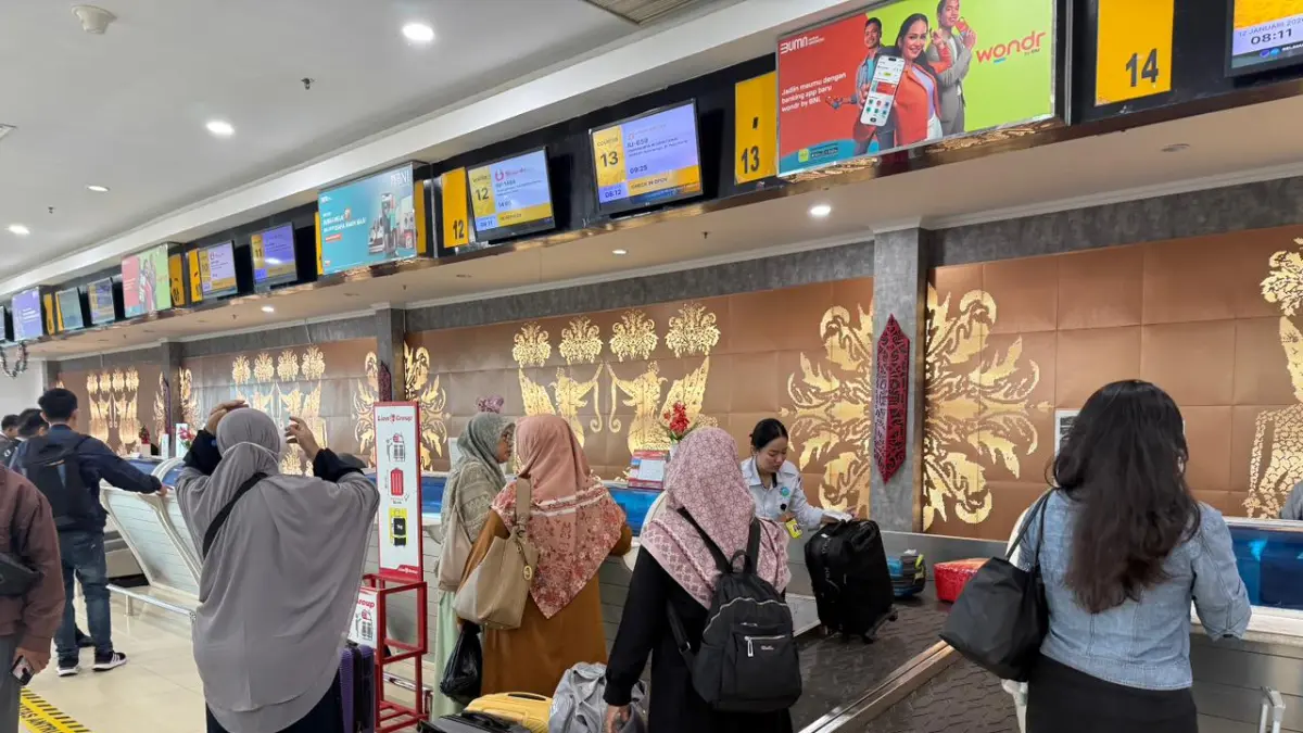 STABIL:  kenaikan harga tiket, jumlah penumpang di APT Pranoto cenderung stabil.