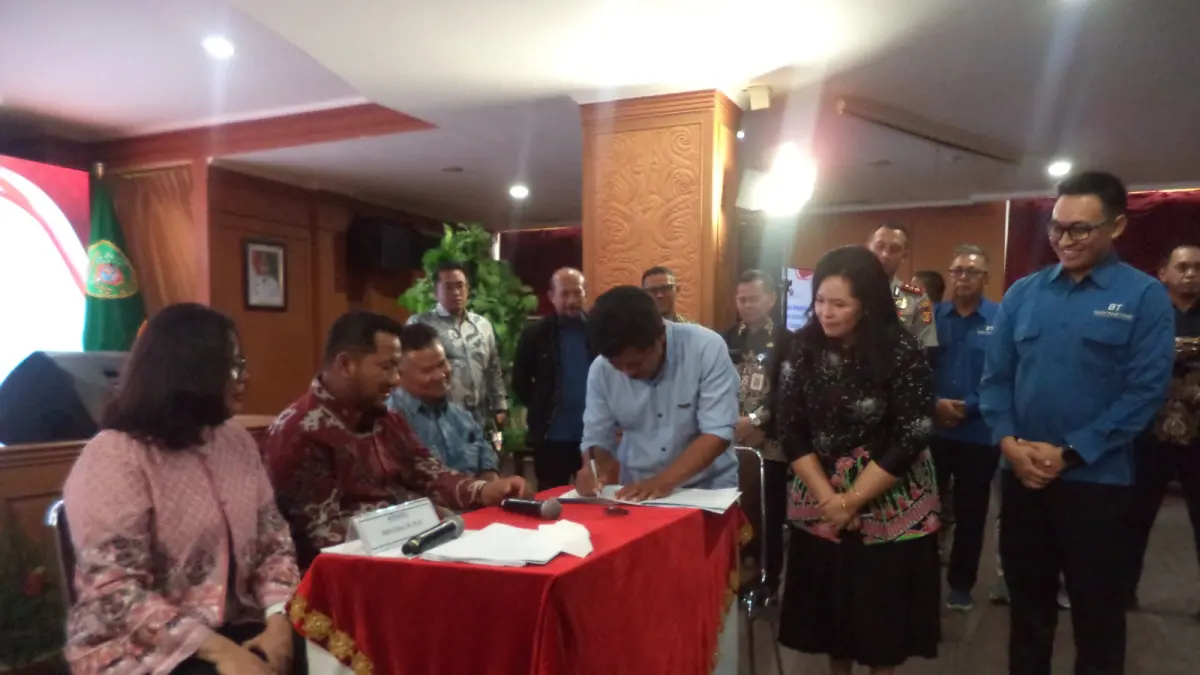 TANDA TANGAN: Subarianto menandatangani perjanjian disaksikan Mudyat Noor, Embun Sari serta Hakiki Sudrajat.