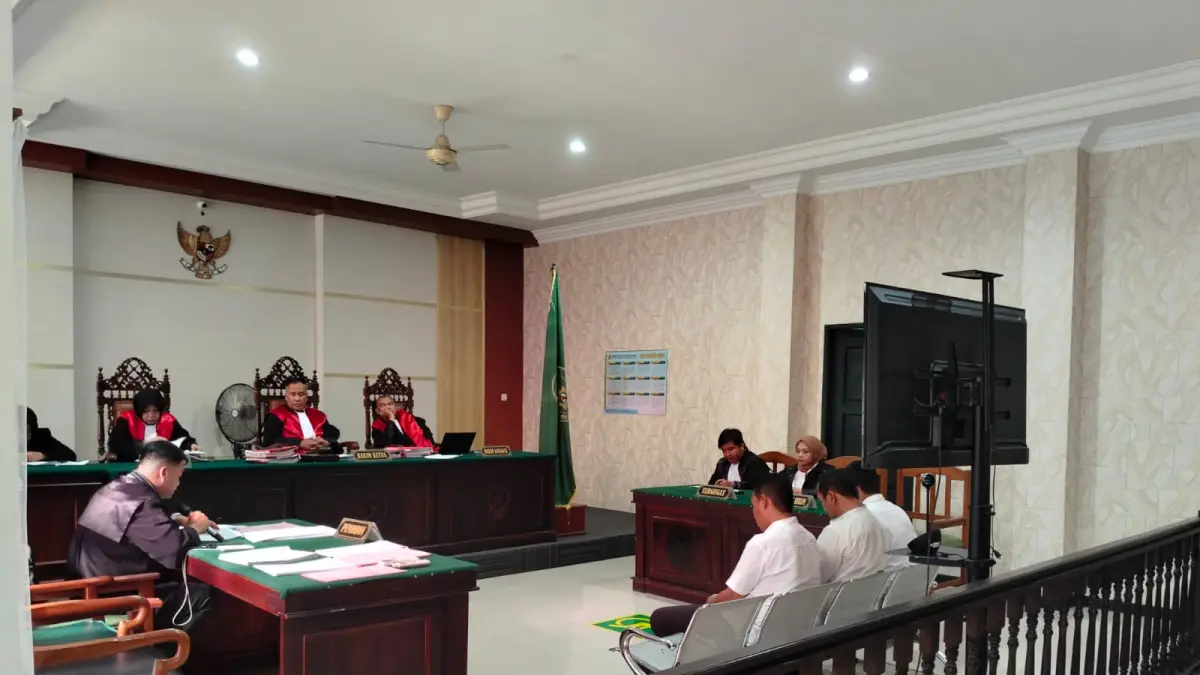 Terdakwa Niko Hendro dkk saat mendengarkan pembacaan amar putusan oleh Majelis Hakim di Pengadilan Negeri Samarinda. (FOTO: BAYU ROLLES/KP)