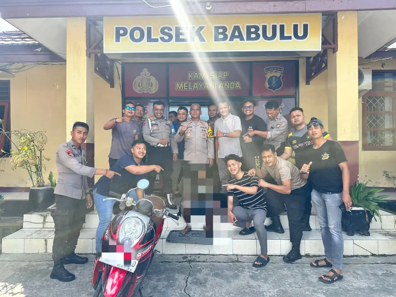 Tersangka diamankan oleh Tim Polsek Babulu.