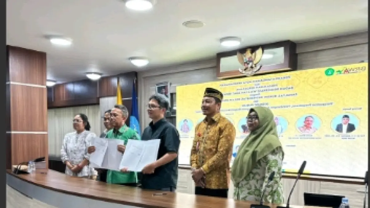 Akademisi Fakultas Hukum Unmul bersama BRWA mengabadikan momen setelah membedah tantangan hukum dan sosial yang dihadapi masyarakat adat di Kalimantan Timur