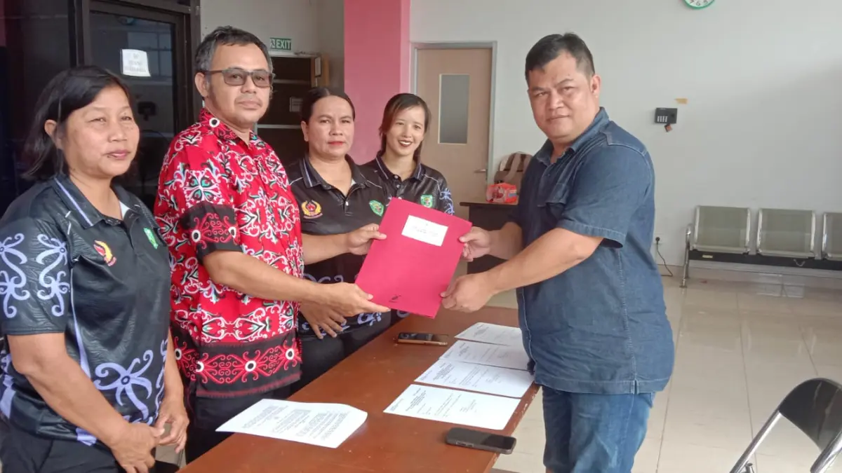 Alsiyus menyerahkan berkas pendaftaran calon Ketua KONI Kutai Barat kepada Tim Penjaringan dan Penyaringan (TPP), Jumat (8/5).