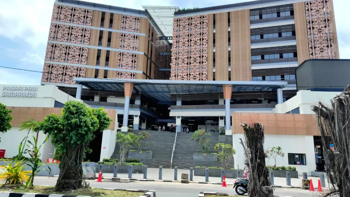 ATENSI: Pemkot Samarinda menyiapkan pemasangan sliding door di sejumlah titik bangunan Pasar Pagi untuk mengatasi tempias air hujan. (HAFIZ/KP)