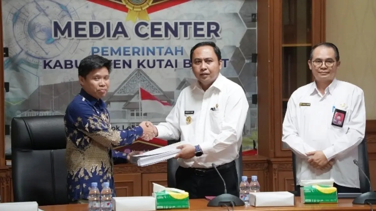 Bupati Kutai Barat Frederick Edwin saat menerima draf hasil temuan sementara dari Tim BPK RI Perwakilan Kaltim di Sendawar.