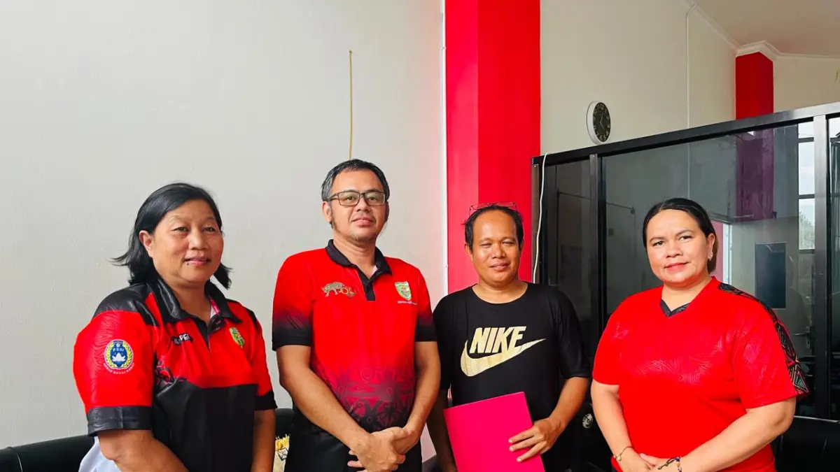 CALON TUNGGAL: Plt Ketua KONI Kubar, Lidwina (paling kanan) dan Ketua TPP, Bernadus Tomy Pilli (dua kanan) saat memberikan keterangan pers.&nbsp;