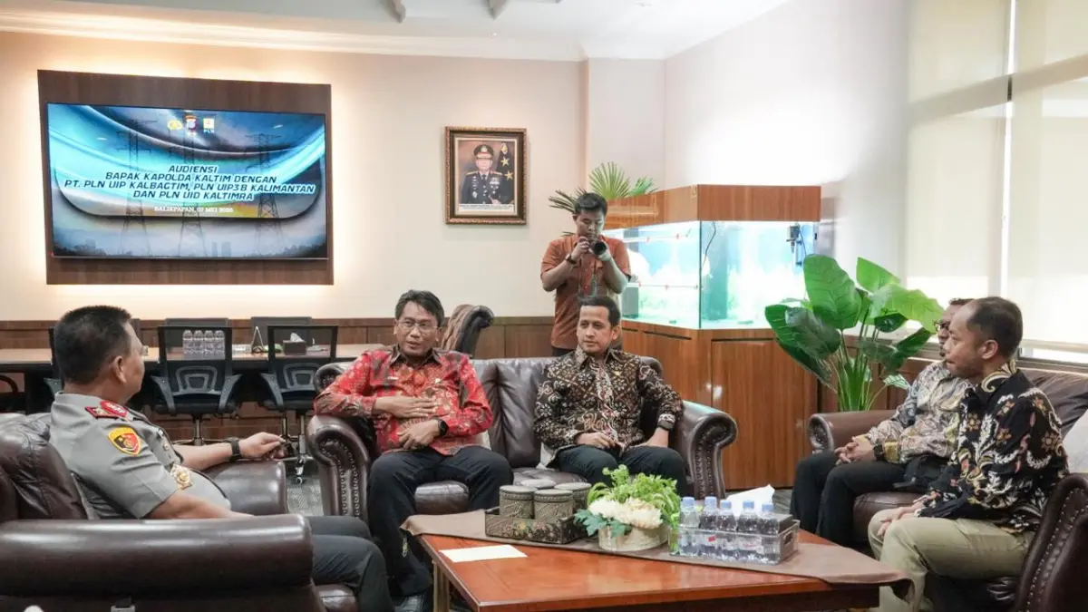 DISKUSI: General Manager PLN UIP KLT Basuki Widodo bersama jajaran PLN Grup Kaltimra berdiskusi dengan Kapolda Kaltim Irjen. Pol. Endar Priantoro terkait penguatan koordinasi pengamanan objek vital ketenagalistrikan di wilayah Kalimantan Timur.
