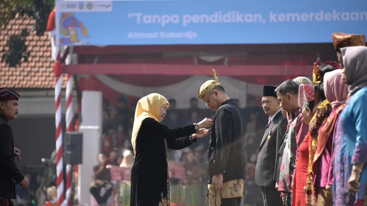 Gubernur Jawa Timur Khofifah Indar Parawansa menyerahkan penghargaan kepada perwakilan Astra Daihatsu Motor di Surabaya.