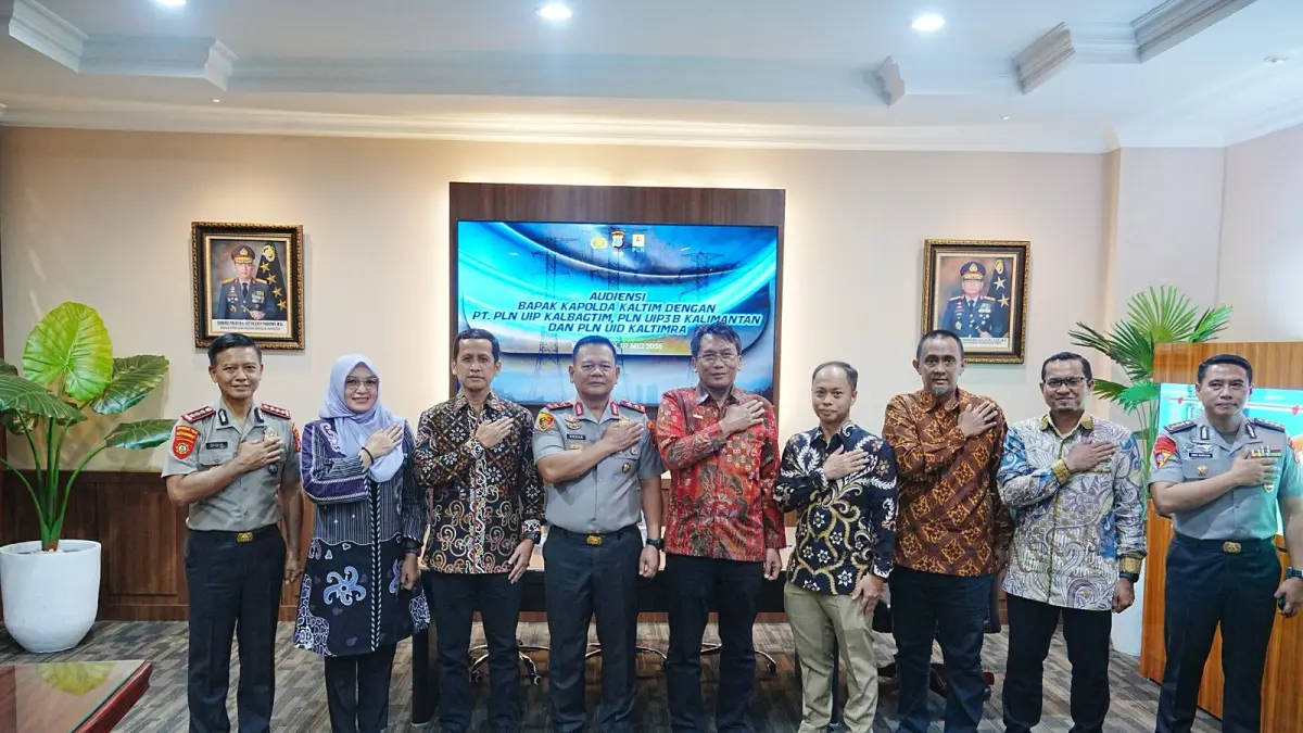 SALAM PRESISI: General Manager PLN UIP KLT Basuki Widodo bersama General Manager PLN UID Kaltimra M. Chaliq Fadli, General Manager PLN UIP3B Kalimantan Riko Ramadhano Budiawan, serta jajaran Polda Kaltim berfoto bersama usai audiensi di Markas Polda Kaltim, Balikpapan, Kamis (07/05).
