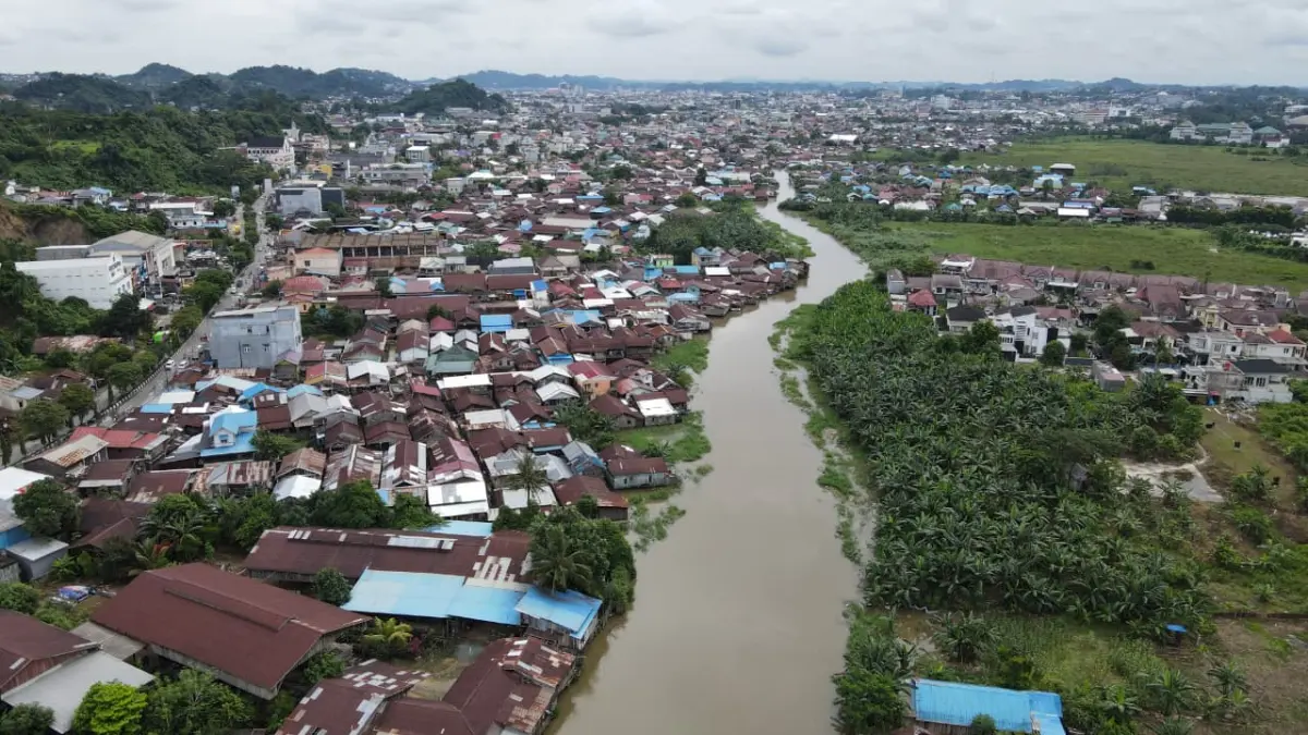 Kawasan permukiman di bantaran Sungai Karang Mumus, Samarinda. Samarinda menempati posisi ketiga daerah dengan jumlah penduduk miskin terbanyak di Kaltim. (RAMA SIHOTANG/KP)
