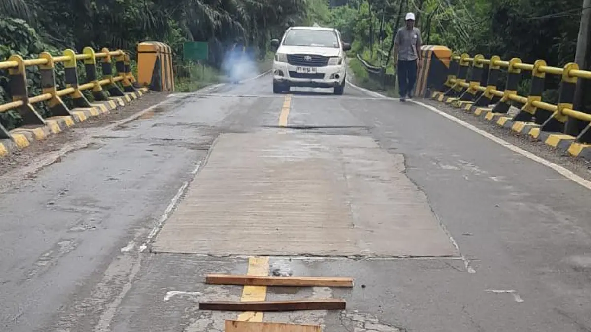 Kondisi lantai Jembatan Sangkima di Jalan Poros Bontang-Sangatta, Kutim kembali berlubang di bagian tengah lantai jembatan. (IST)

&nbsp;