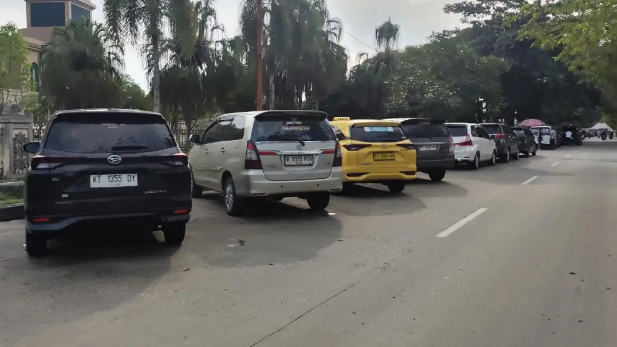 KONTRAS: Penyempitan jalan terjadi di Jalan KH Fakruddin Kecamatan Sungai Kunjang imbas parkir mobil travel antar kota, yang ternyata “direstui” Dishub Samarinda.