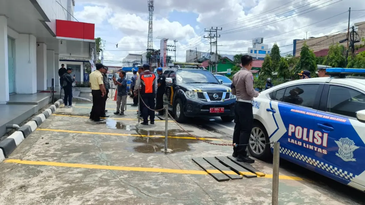 PENINDAKAN: Area parkir depan Plaza Telkom, Jalan Awang Long ditutup sementara usai penindakan Dishub Samarinda. (HAFIZ/KP)

&nbsp;