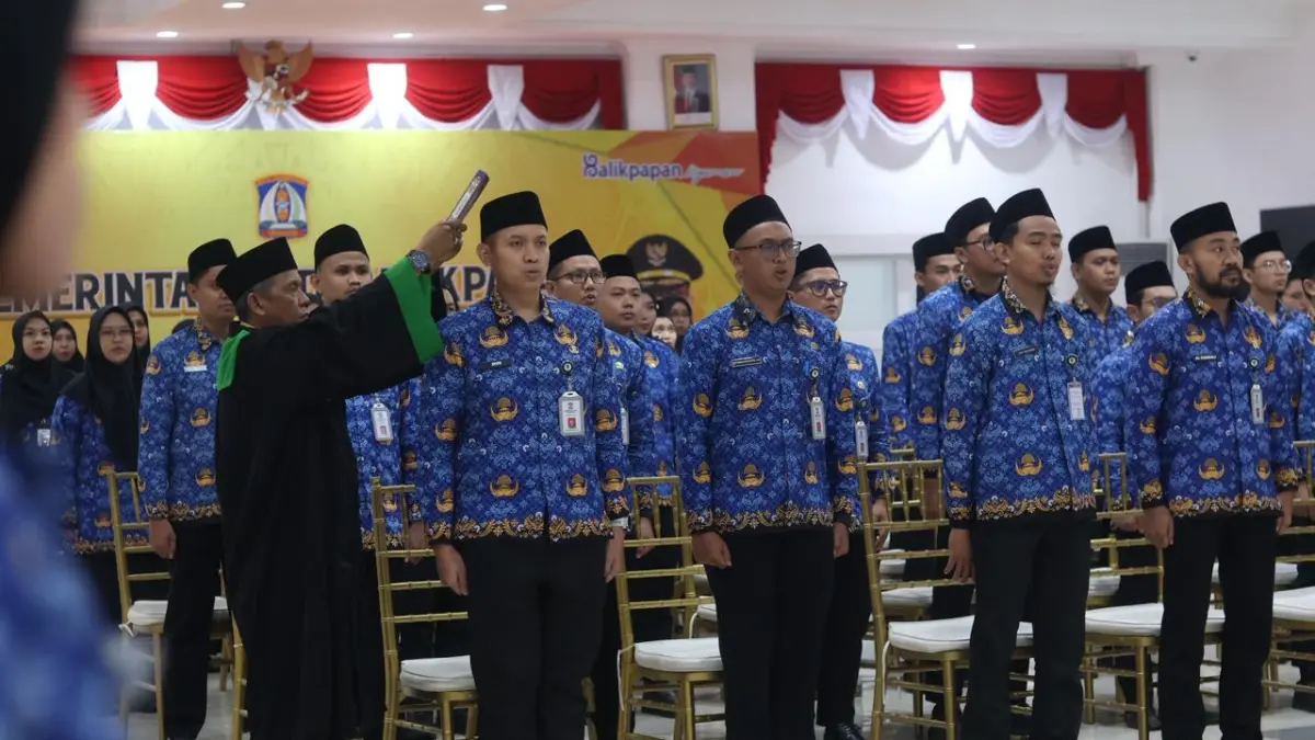 RESMI: Pelantikan 55 ASN jabatan fungsional berlokasi di Balai Kota Balikpapan, Jumat (8/5). Mereka adalah CPNS 2025 yang kini telah resmi menjadi PNS. (ANGGI PRADITHA/KP)