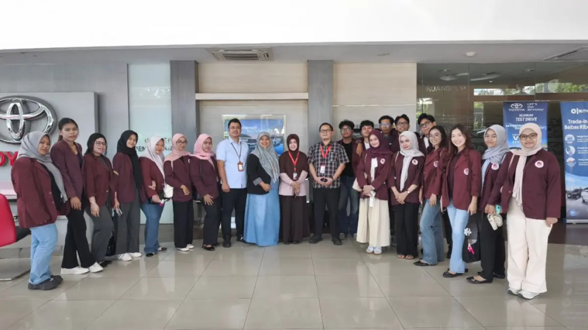 &nbsp;

TAMBAH ILMU: Mahasiswa Universitas Mulia tiba di Toyota AUTO2000 MT Haryono Balikpapan untuk memulai pembelajaran lapangan tentang budaya inovasi dan praktik industri otomotif.

&nbsp;