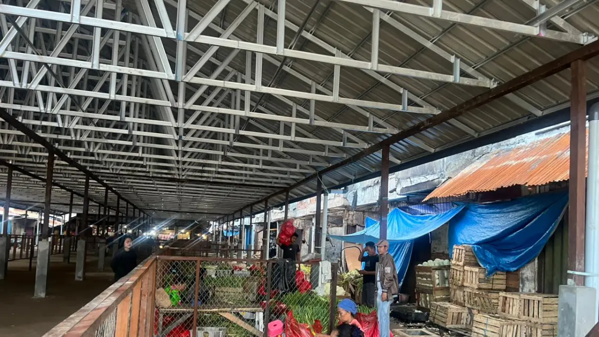 
TUNGGU: Beberapa pedagang sayur terlihat mulai berjualan di bangunan sementara yang sudah selesai, tetapi untuk ruko di seberangnya, masih menunggu kajian kelaikan bangunan.