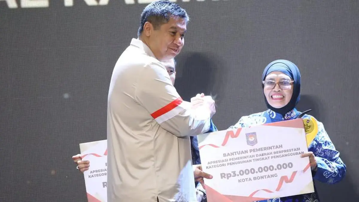 Wali Kota Bontang Neni Moerniaeni saat menerima penghargaan dari pemerintah pusat atas keberhasilan transformasi ketenagakerjaan.
\