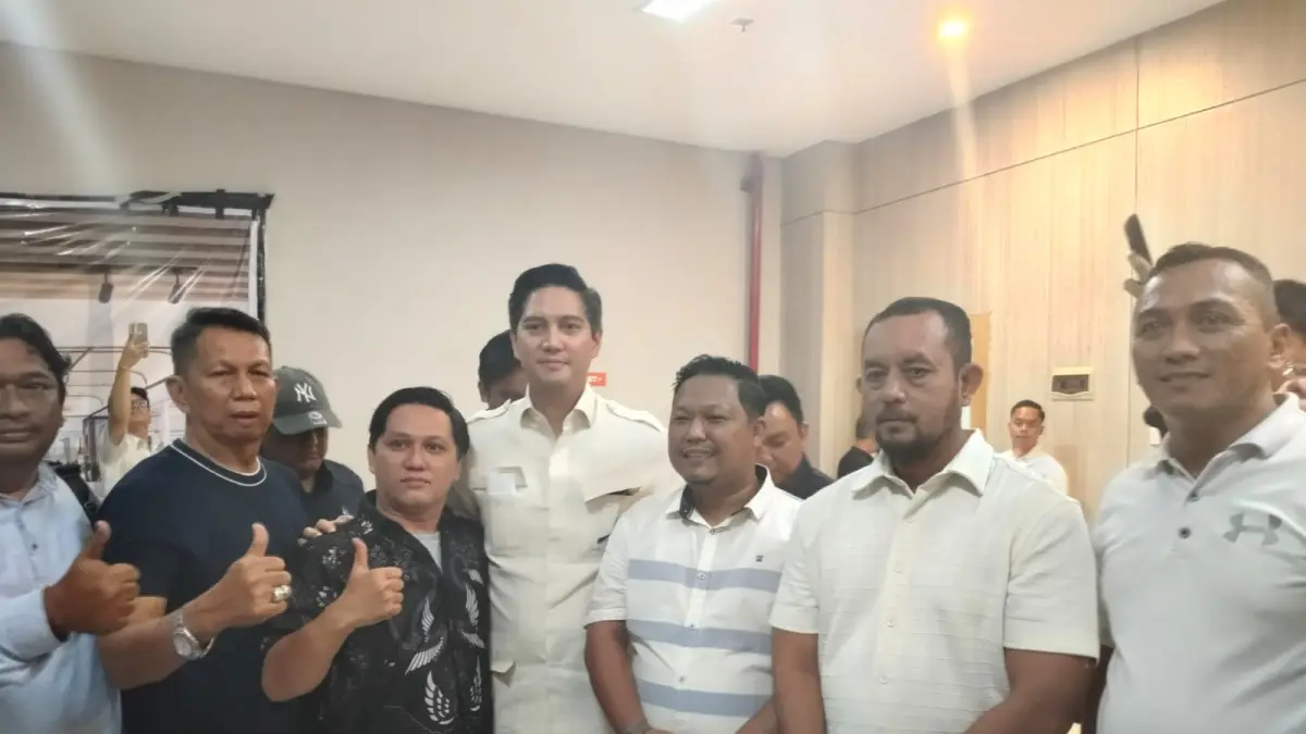 Aliansi Perjuangan Masyarakat Kaltim saat menitipkan surat terbuka untuk Presiden melalui legislator Senayan, Budisatrio Djiwandono. (FOTO: BAYU ROLLES/KP)