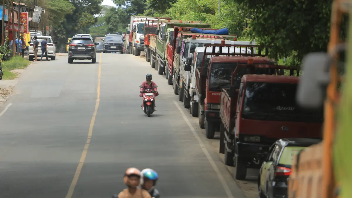 Antrean truk yang mengular di SPBU Kilometer 15, Balikpapan karena mengantre solar. (FOTO FUAD MUHAMMAD/KP)