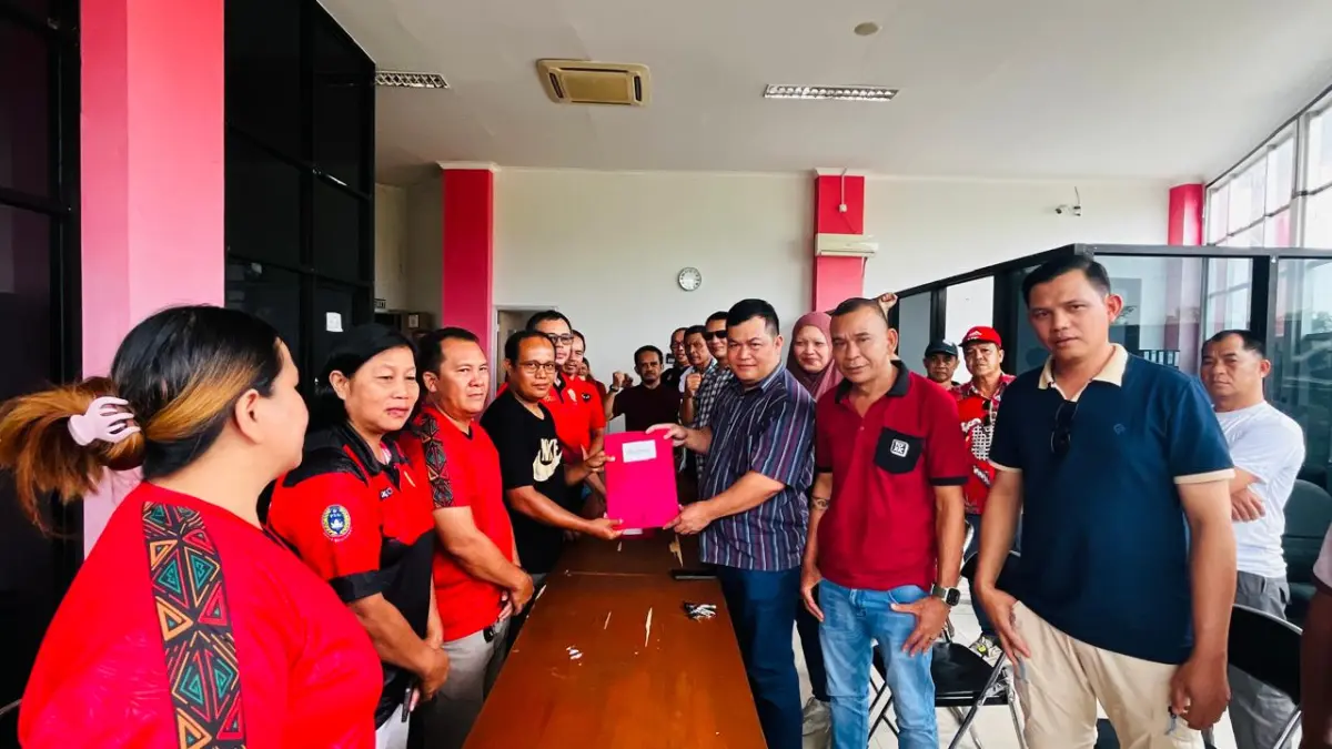 Bacalon Ketua KONI Alsiyus (tiga kanan) menyerahkan formulir pendaftaran dan syarat dukungan kepada Ketua TPP Bernadus Tomy Pilli (empat kiri). (K.SUNARDI/KP)
