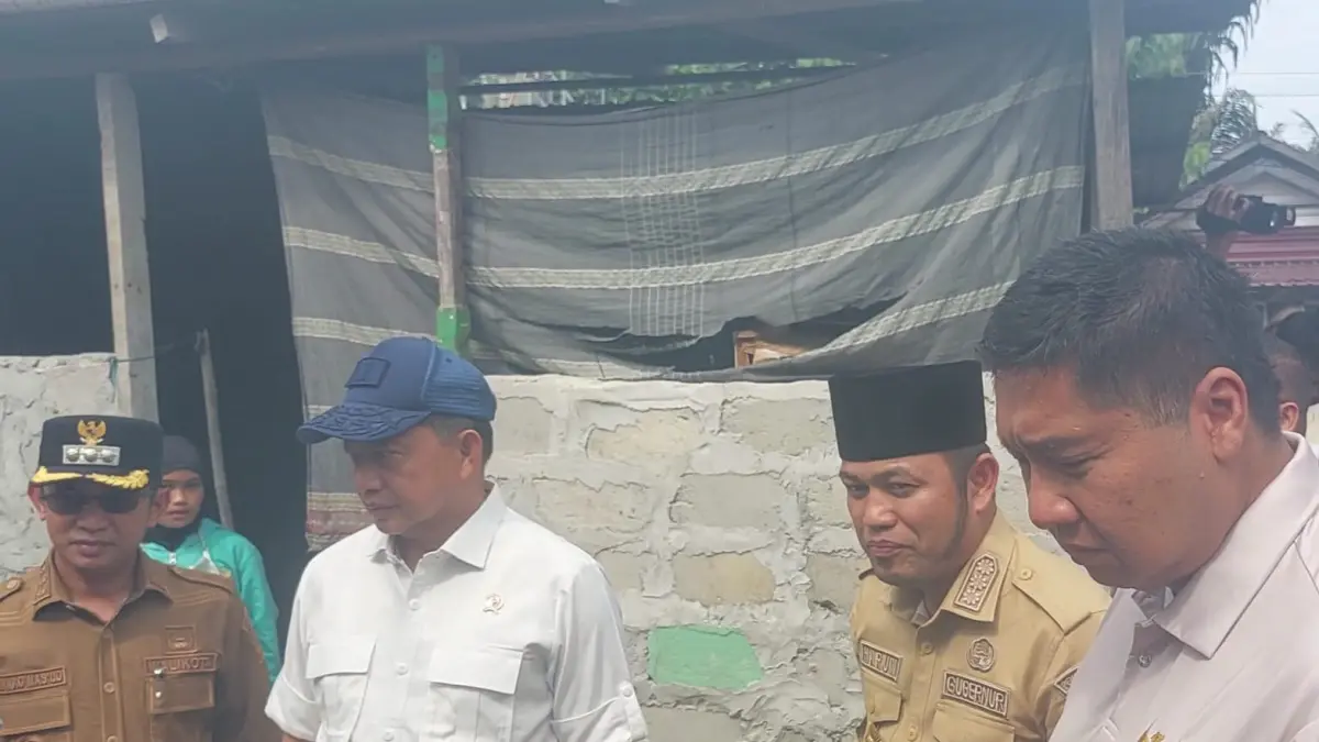 BANTUAN: Gubernur Rudy Mas’ud (dua kanan) saat bersama Menteri PKP Maruar Sirait, Mendagri Tito Karnavian, dan Wali Kota Balikpapan Rahmad Mas’ud saat meninjau calon penerima bantuan bedah rumah di Balikpapan.