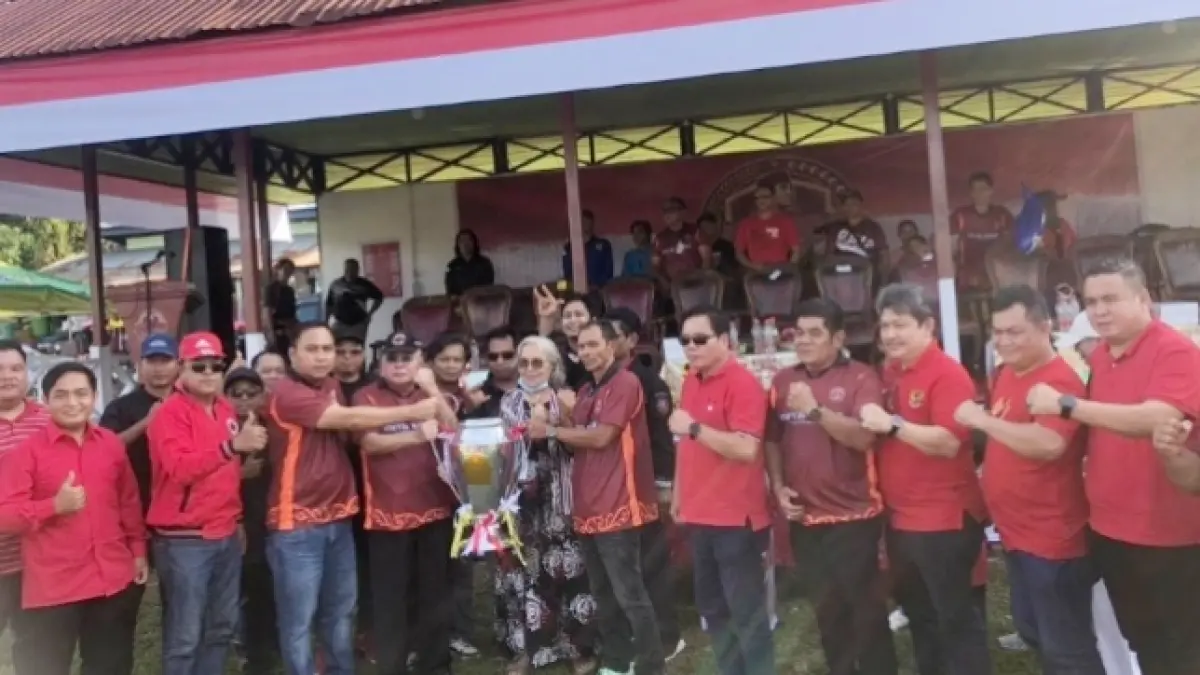 KEBERSAMAAN: Ketua DPC PDIP Kutai Barat, Frederick Edwin bersama Tokoh PDIP Kubar, Ismael Thomas saat pembukaan turnamen Bung Karno. IST/KP