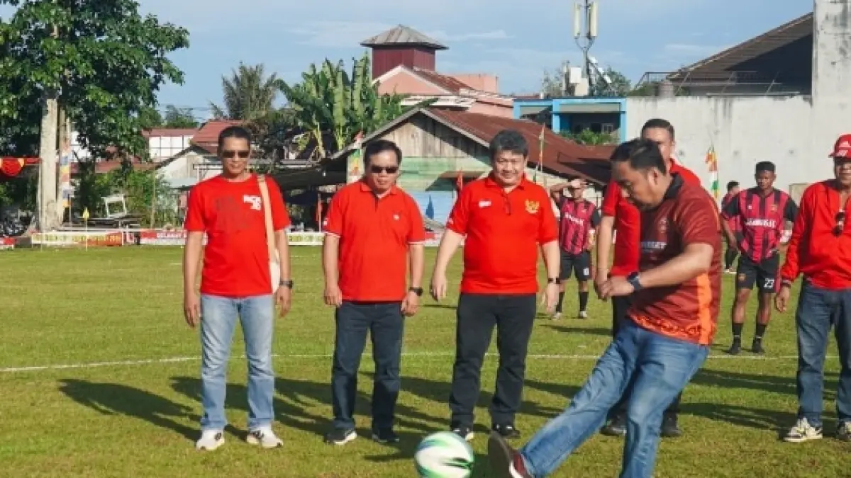 GELORAKAN SEMANGAT: Ketua DPC PDI Perjuangan Kubar, Frederick Edwin melakukan tendangan pertama tandai dimulainya turnamen.