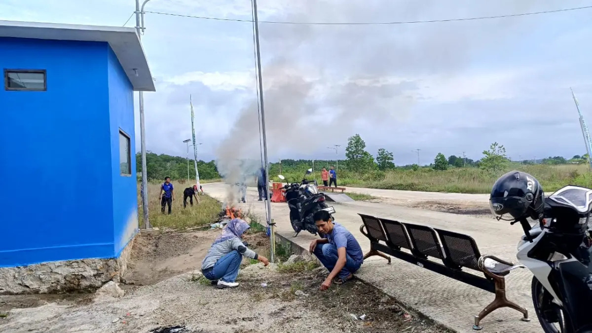 KERJA: Dishub PPU gelar bersih-bersih di kawasan dermaga Unit Pelaksana Teknis (UPT) Pelabuhan Buluminung.