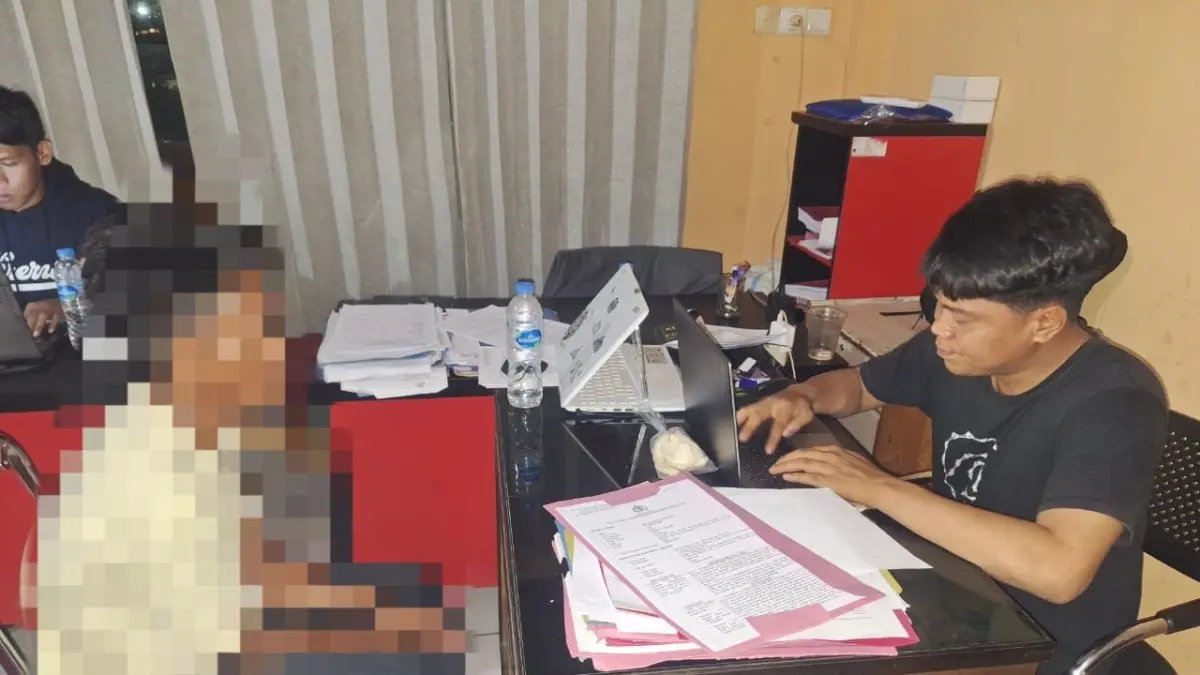 Pemuda S dicokok petugas kepolisian setelah terekam kamera pengawas membobol sebuah warung.(ist/kp)