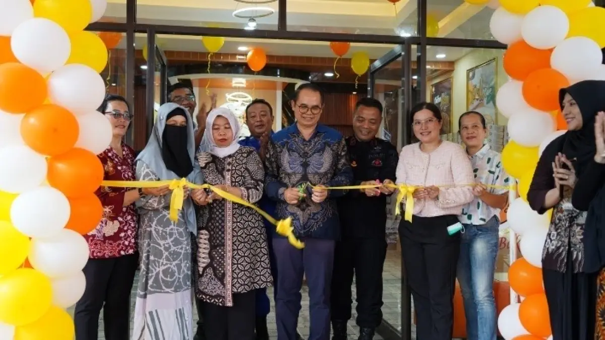 PILIHAN BARU: Pj Sekda, Kamius Junaidi saat resmikan outlet Papa Cookies, di Melak. 