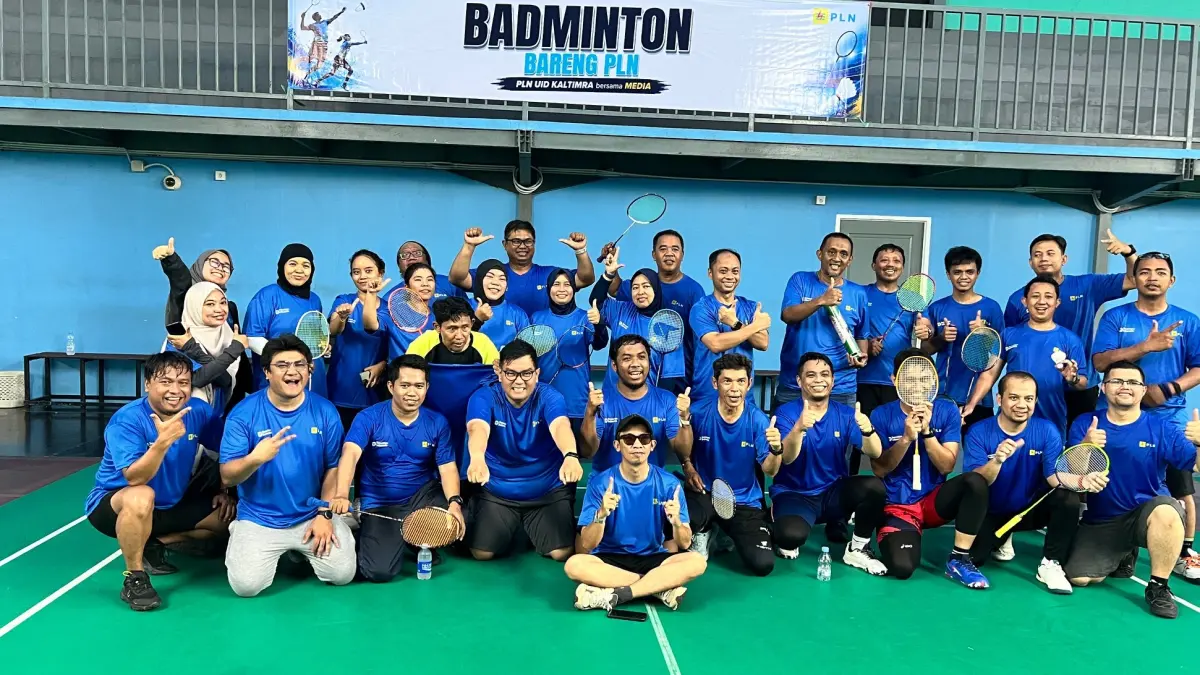 PLN UID Kaltimra sparing badminton bersama awak media.