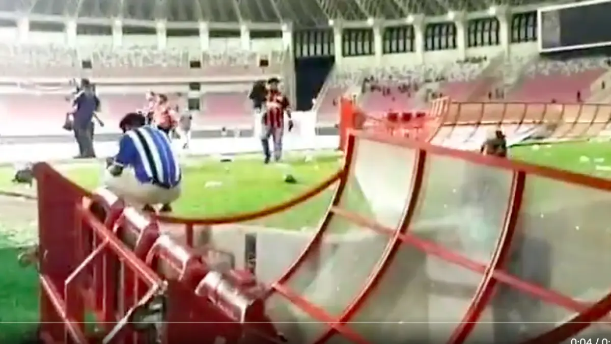 Potongan video pasca kerusuhan di Stadion Lukas Enembe, Jayapura, Papua.