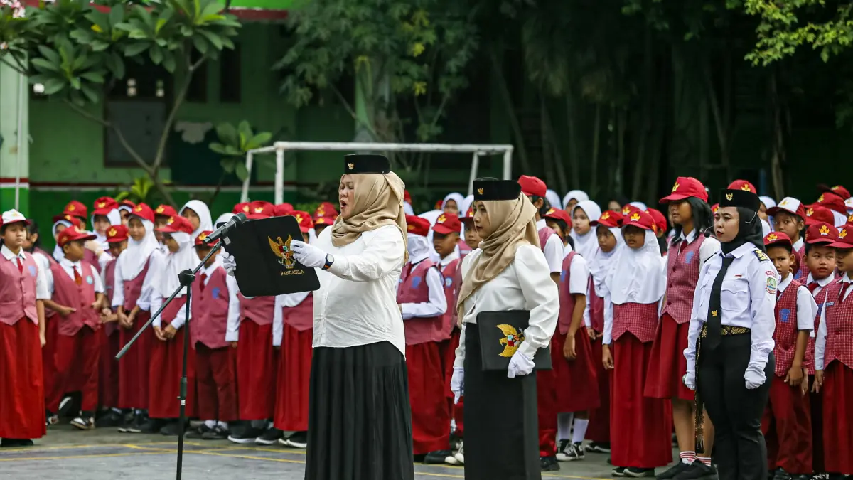 PRIORITAS: Guru-guru honorer lokal yang telah lama mengabdi saat ini banyak yang tersingkir oleh peserta dari luar daerah yang mengambil formasi di kawasan terpencil.