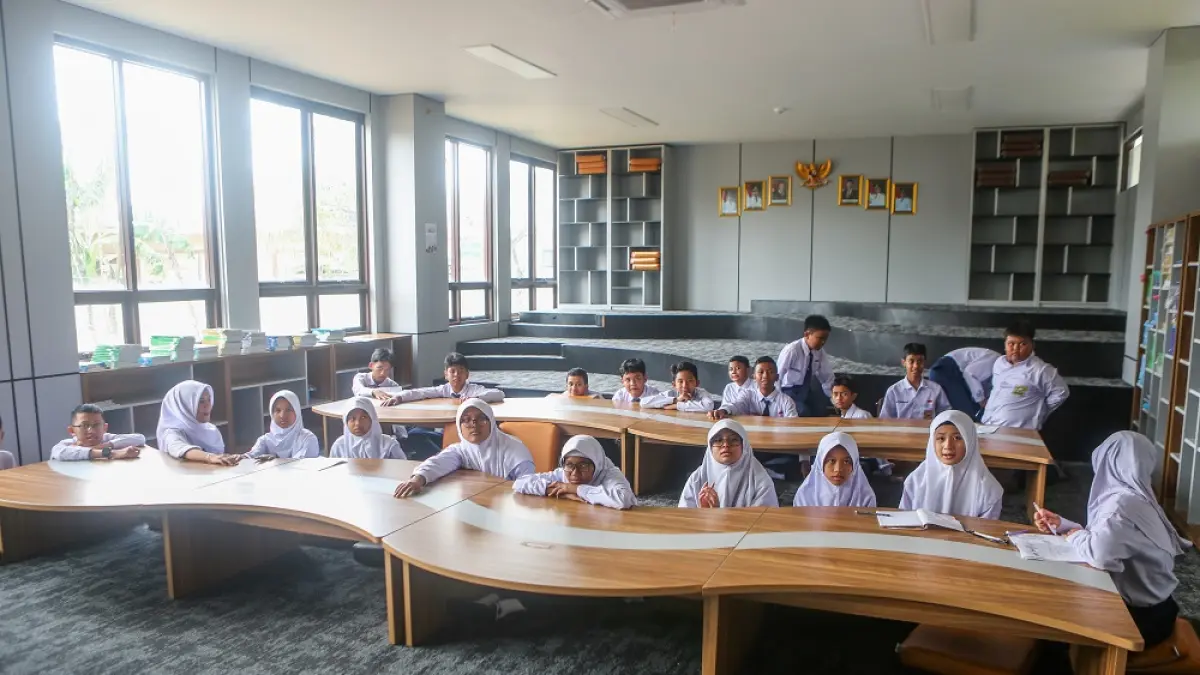 PUTAR OTAK: Banyaknya guru yang memasuki masa pensiun dan minimnya penerimaan tenaga baru membuat sekolah harus kerja keras agar proses belajar mengajar tetap berjalan. ILUSTRASI/KP