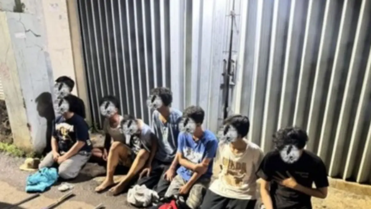Sejumlah tersangka yang diamankan dalam penggerebekan markas judi online di kawasan Hayam Wuruk, Jakarta Barat, Sabtu (9/5). (Foto ist)