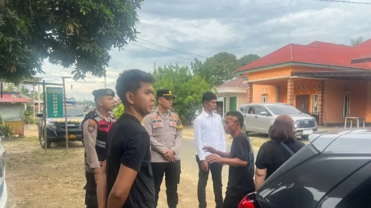 SELIDIKI: Petugas turun ke lapangan melakukan olah TKP. 