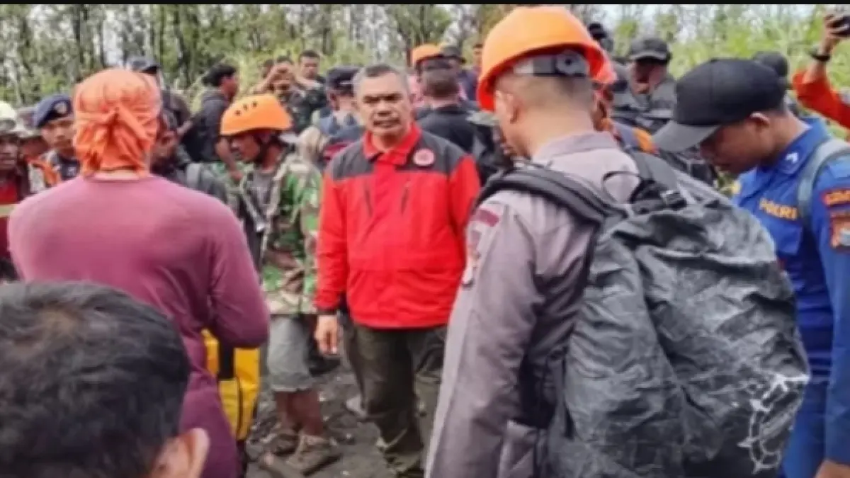 Tim SAR gabungan bersama aparat TNI-Polri berhasil menemukan nkorban erupsi Gunung Dukono di area sekitar kawah yang dipenuhi material vulkanik dan cuaca ekstrem. (Foto ist)