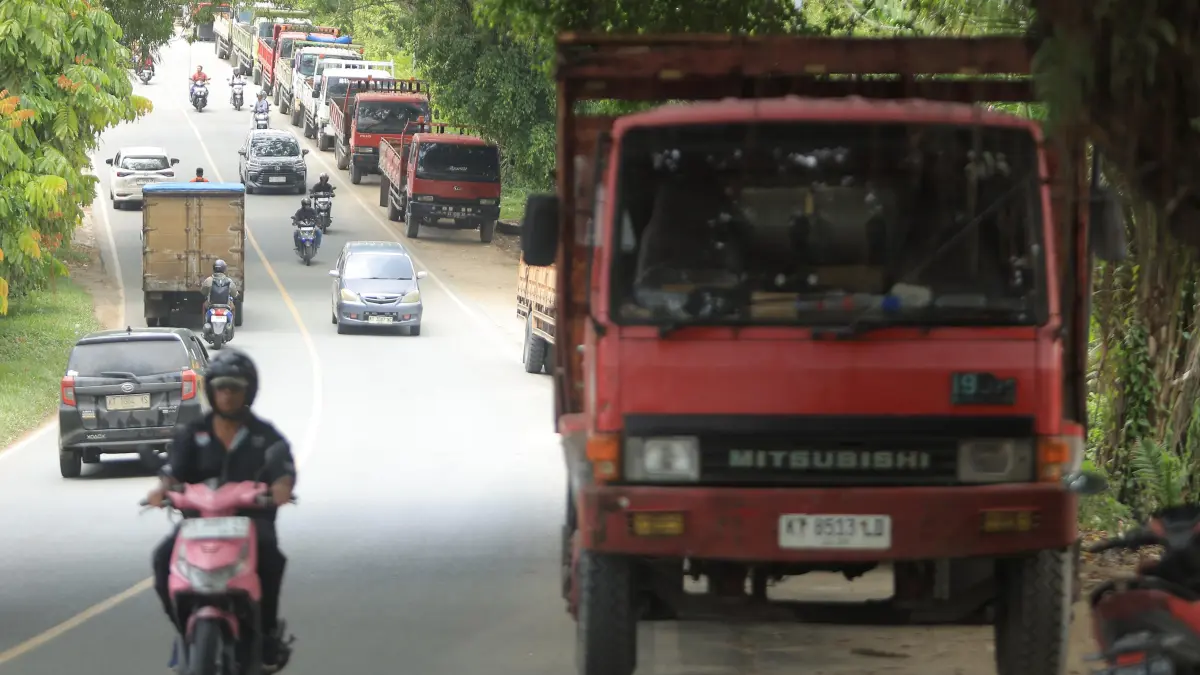 Truk mengantre solar bersubsidi di SPBU Kilometer 15, Balikpapan.