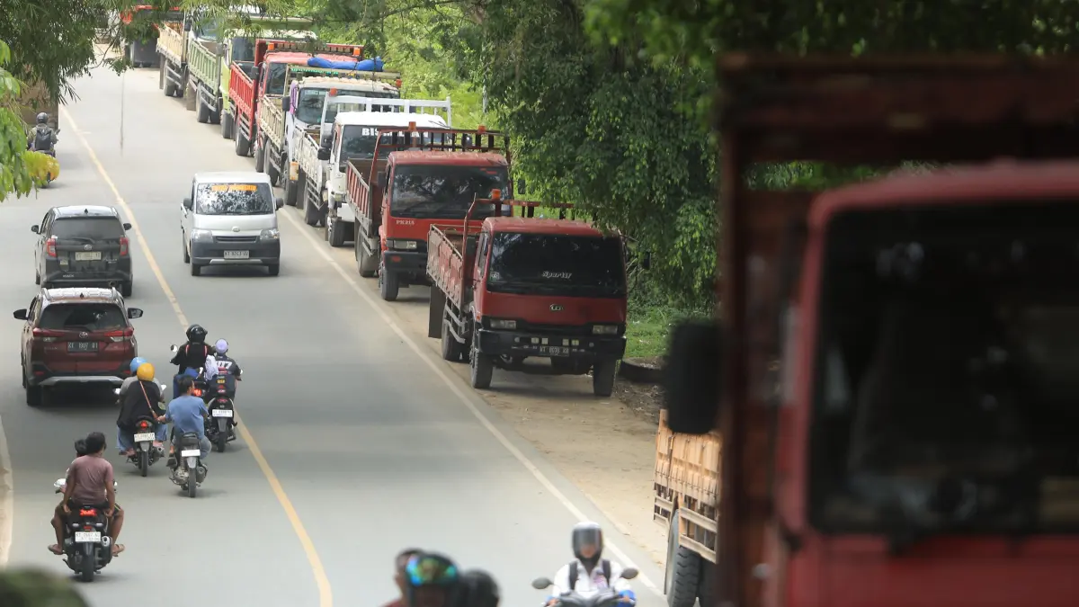 Truk yang mengantre solar subsidi di SPBU Kilometer 15, Balikpapan.