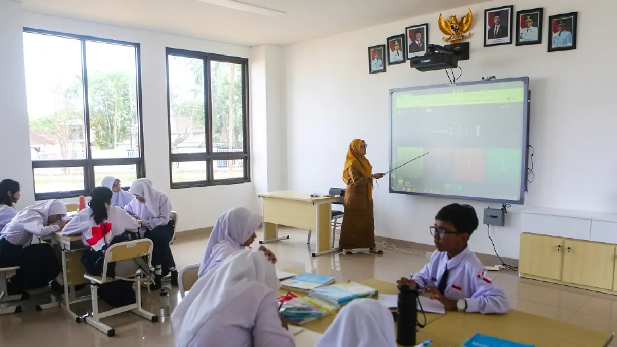 TUNGGU SOLUSI: Edaran penghapusan tenaga honorer pada 2027 membuat guru honorer di sekolah negeri kian cemas. ILUSTRASI/KP