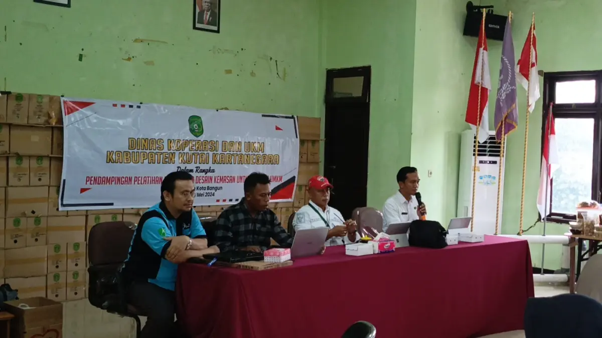 TERUS BERKEMBANG: Tim Pengabdian Masyarakat dari Prodi Desain Produk Kayu dan Serat Polnes melaksanakan kegiatan Pendampingan Pembuatan Desain Kemasan untuk Masyarakat Pelaku UKM Kecamatan Kota Bangun, Kutai Kartanegara, sebagai upaya meningkatkan kualitas dan daya saing produk UMKM lokal. (ist)