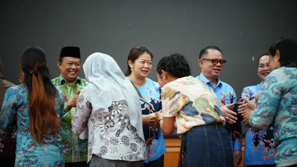 Bupati Mahulu Angela Idang Belawan bersalaman dengan umat Muslim yang hadir dalam halal bihalal di Ballroom Lantai 3, Kamis (7/5). (JODY KRISTIANTO/KP)

&nbsp;