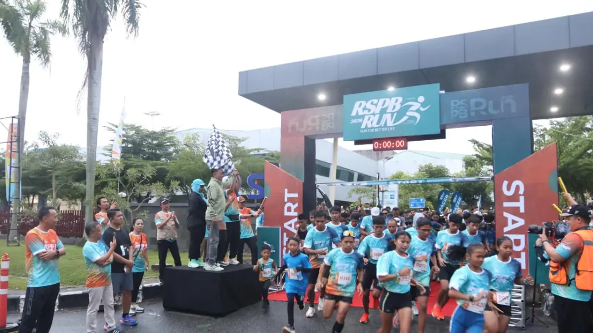 DIIKUTI RIBUAN : Para peserta RSPB Run 2026 tampak antusias sesaat setelah lepas dari garis start.