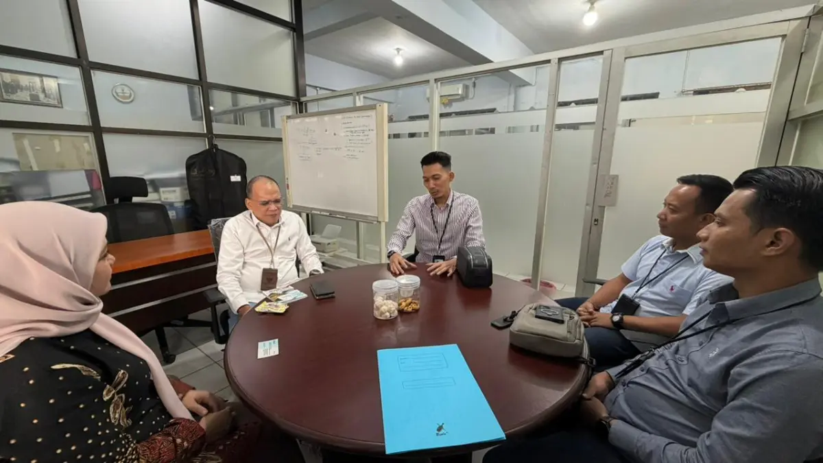 &nbsp;

DISKUSI: PPID Pelaksana PLN UIP KLT Raditya Kuntoro (tengah) berdiskusi bersama Ketua Komisi Informasi Kaltim Sencihan terkait standar layanan informasi publik, pengelolaan informasi publik, serta monitoring dan evaluasi keterbukaan informasi publik.