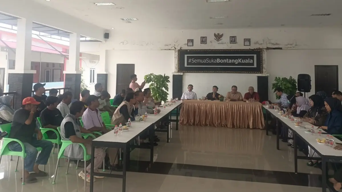 DUDUK BERSAMA: Pejabat, legislator, hingga tokoh masyarakat Bontang Kuala menghadiri pertemuan terkait keluhan penerapan retribusi masuk wisata Bontang Kuala. ADIEL KUNDHARA/KP